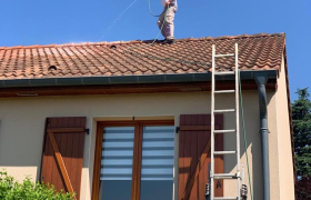 Pulvérisation d’un produit anti mousse sur la totalité de la toiture